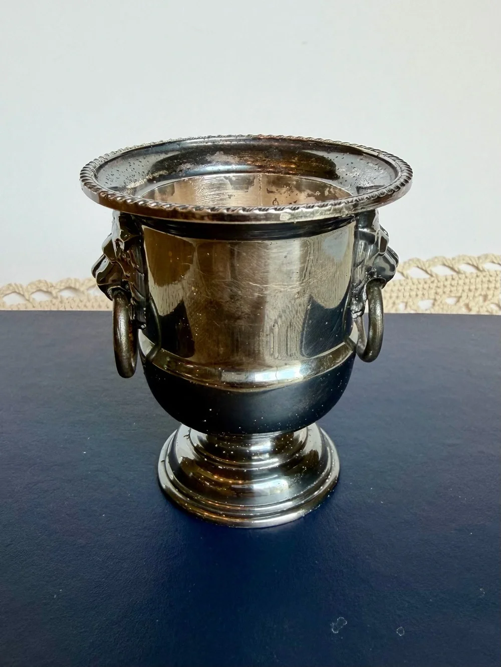 Viners of Sheffield Engaged Silver Plated Lion Head Cachepot Urn Vase Planter